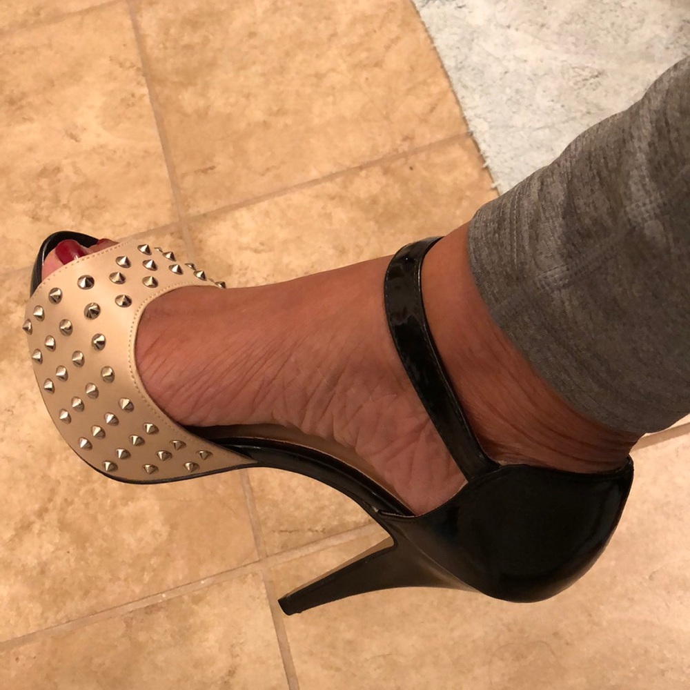 Rock and Republic Women’s heels with studs